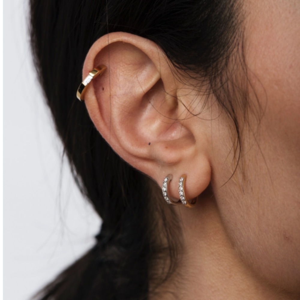 Last 1! 14k Gold Cubic Zirconia Huggie Hoops - Picture 7 of 9